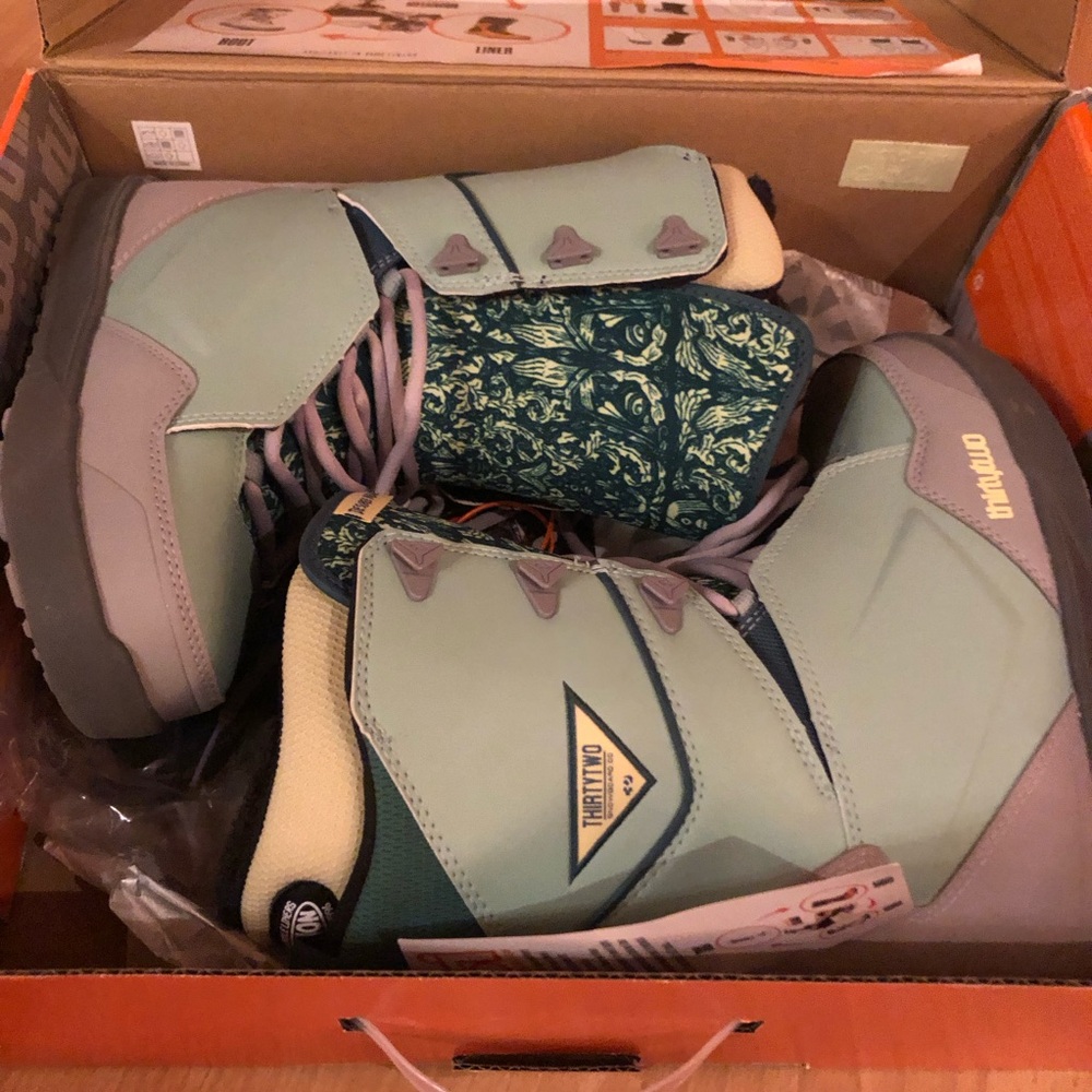 NWT ThirtyTwo Snowboard Boots in Mint green heat moldable liners US 6.5 EU 37